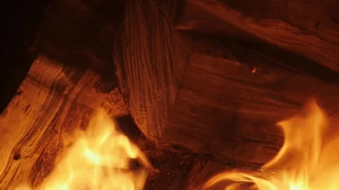 Bright flame burning on fireplace in chimney close-up 库存影片 175479203