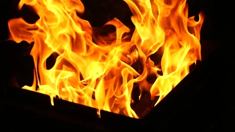 Bright flame from grill in the dark Video stock 318553987