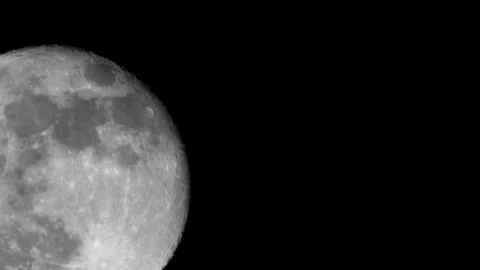 Bright Full Moon on Clear Night Super Close Up, 4K Stockbeeldmateriaal 85588097
