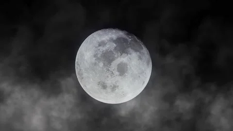 The bright full moon on the dark sky with clouds 库存影片 148179470