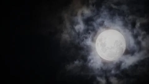 Bright Full Moon in Dramatic Cloudy Night Sky Background Foto stock