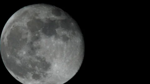 Bright Full Moon on Partially Cloudy Night Super Close Up, 4K Stockbeeldmateriaal 85588108