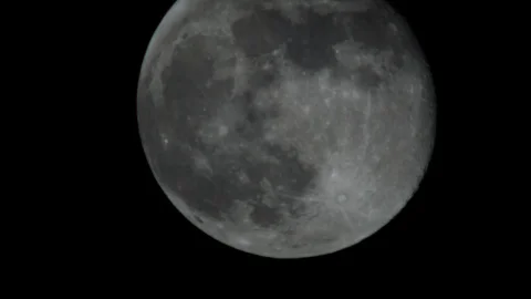 Bright Full Moon on Partially Cloudy Night Super Close Up, 4K Stockbeeldmateriaal 85588132