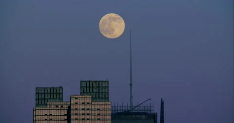 Bright full moon rises above skyscrapers in New York City Stock Footage 67277039