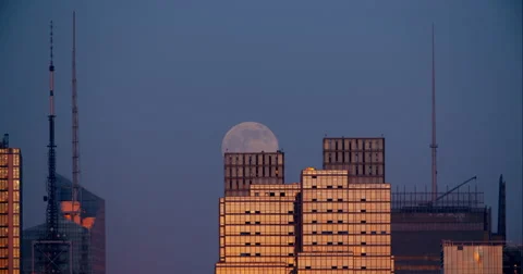 Bright full moon rises behind skyscrapers in New York City Stock Footage 67302241