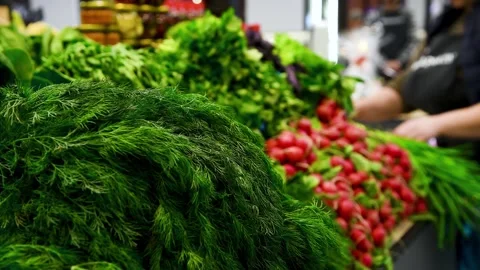 A bright green large bunch of dill with rich and dense twigs on the counter.. Vídeos de archivo 329868950
