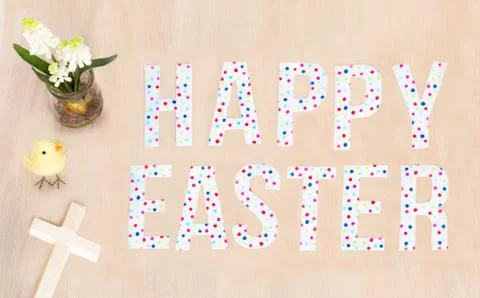 Bright Happy Easter text, chick, flowers, wood cross and background. Copy spa Foto stock