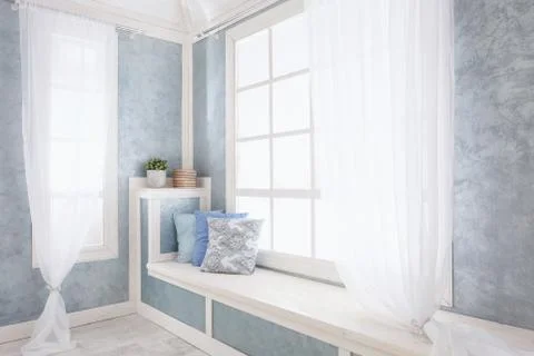 Bright interior, window with curtains Foto stock