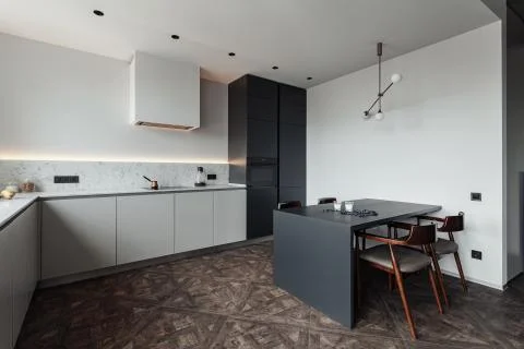Bright kitchen with dark table, convenient location of kitchen accessories and Stockfoto's