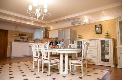 Bright kitchen with a dining area. stylish table and chairs in the room Foto stock