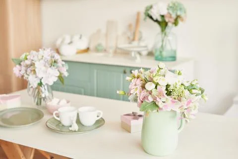 Bright kitchen in the style of Provence, on the table dishes and a bouquet of fl Foto stock