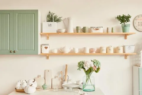 Bright kitchen in the style of Provence, on the table dishes and a bouquet of Foto stock