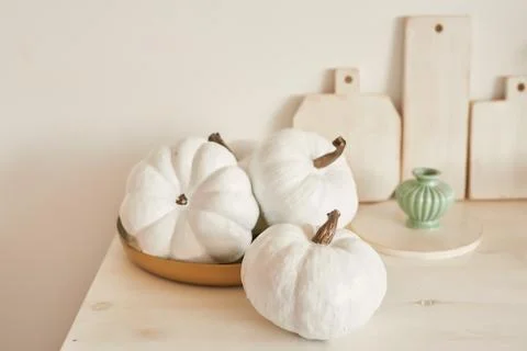 Bright kitchen in the style of Provence, on the table dishes and a bouquet of fl Foto stock