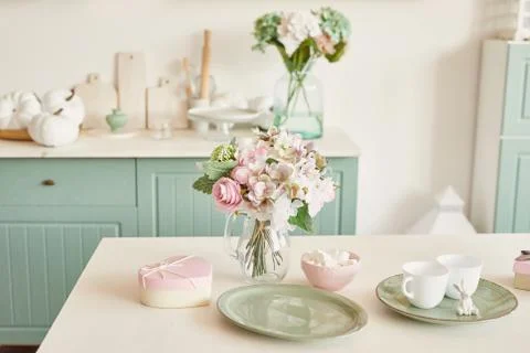 Bright kitchen in the style of Provence, on the table dishes and a bouquet of fl Foto stock