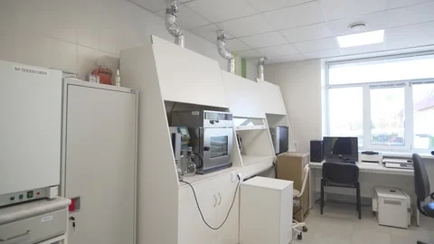 Bright lab hosts array of medical machines along with tools Stockbeeldmateriaal 312404244