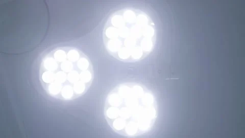 Bright lights above the surgery table, view from below Vídeos de archivo 197059104