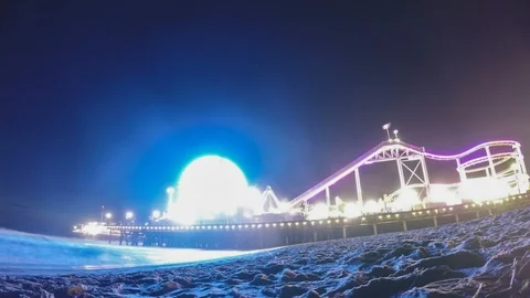 Bright lights and waves moving on Santa Monica beach in Los Angeles 스톡 동영상 99315119