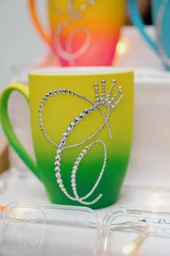 Bright mug with gradient and decorative rhinestone pattern, close-up view Foto stock