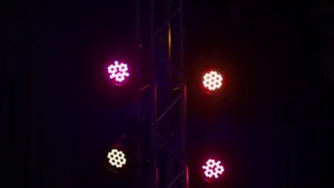 Bright multi colored LED stage lights flashing and changing color on a metal. Vidéo 334020603