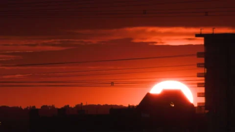 Bright orange and red sunset over the lake by the beach on hot summer evening Vidéo 156706596
