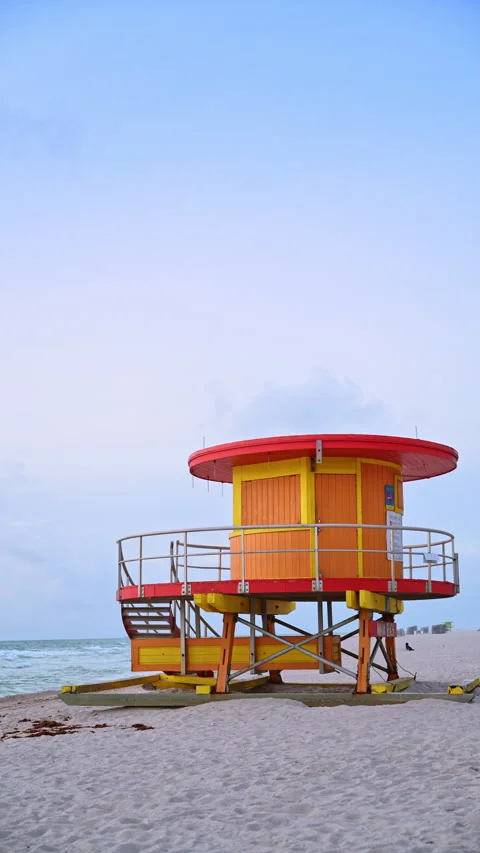 Bright orange-red round lifeguard tower. Empty sandy beach of Miami Beach, Stock Footage 334216936