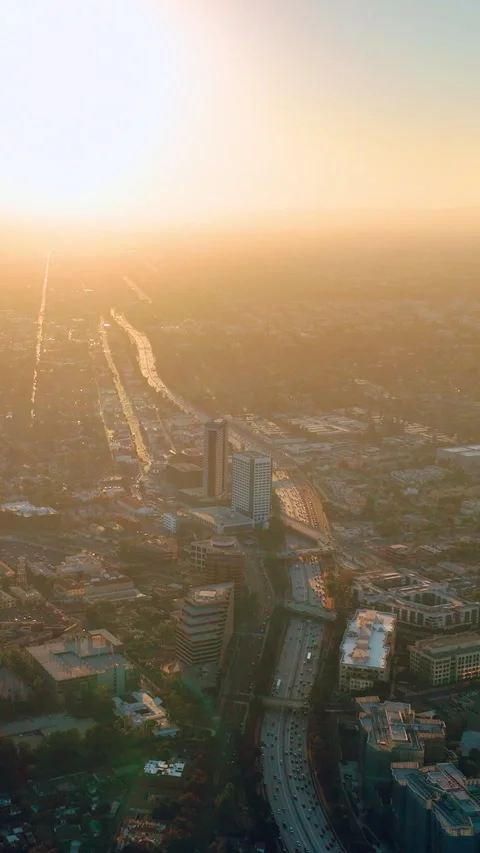 Bright rays of the evening sun in the sky over the city of Los Angeles. Stock Footage 312410996
