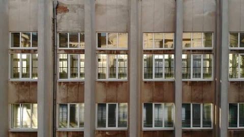 Bright reflections in large windows on monumental building concrete wall 库存影片 89538896