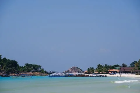 A bright sandy beach on Long Beach, a sunny day in a tropical paradise. Red.. Stock-Fotos