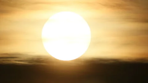 Bright setting sun in shining veil of fog 스톡 동영상 170755587