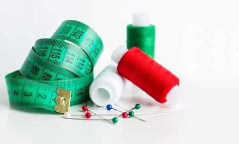 Bright Sewing Kit. Thread and Needle. Tailor Concept Foto stock