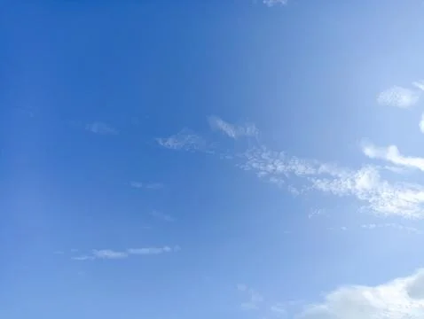 Bright sky background texture. Daytime air, bright blue sky and white clouds Foto stock