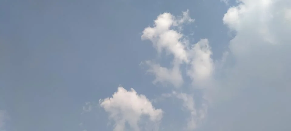 Bright Sky with White Clouds Floating in Daytime Foto stock
