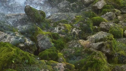 Bright splashes of transparent waterfall Vidéo 127102046