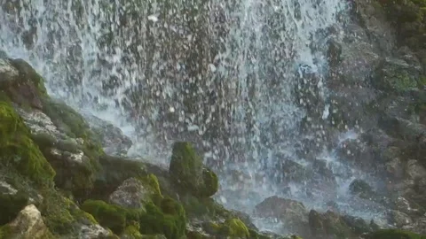 Bright splashes of transparent waterfall.Green moss-covered rocks 库存影片 127102115