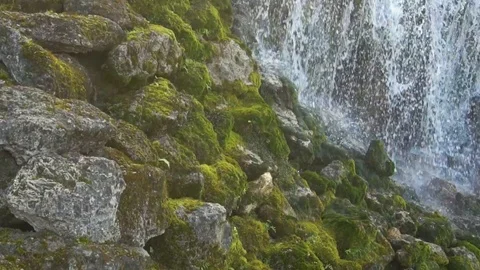 Bright splashes of transparent waterfall.Green moss-covered rocks 库存影片 127102275