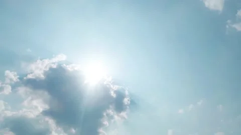 Bright sun light ray flare n sunbeam shining on sunny blue sky Stock-Footage 152087074