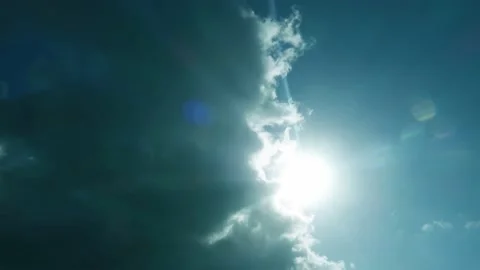 Bright Sun light ray n bokeh sunlight or sunbeam on cyan blue sky Stock-Footage 160949142