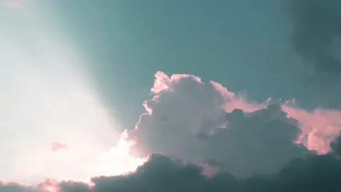 Bright sun light ray n sunbeam shining through sunset pastel pink clouds Stock-Footage 170005443