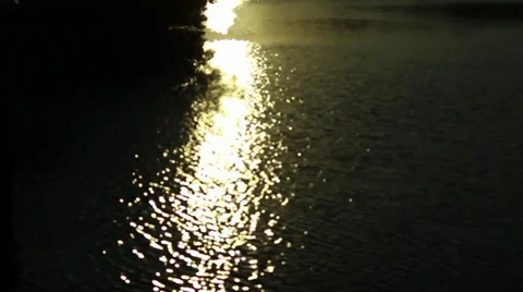 Bright sun reflection over a river 스톡 동영상 32186370