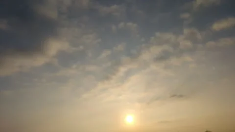 A bright sun rises slowly over a calm horizon. Soft morning light transitio.. Video stock 330696187
