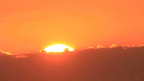 Bright sun rising from cloudscape Stockbeeldmateriaal 150557433