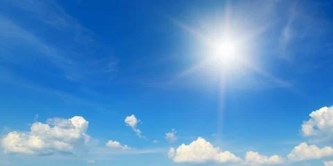 Bright Sun Shining in a Clear Blue Sky with Clouds Stock-Fotos
