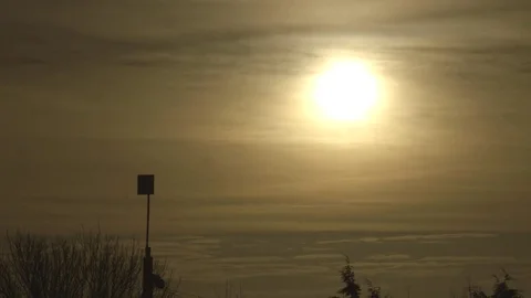 Bright sun in sky during sunset 動画素材 73593578