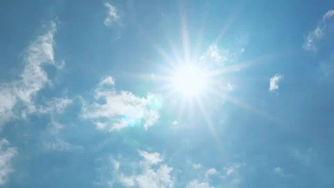 Bright sun sunlight sun rays sunbeams daylight azure blue sky and few fluffy whi Vidéo 333774927