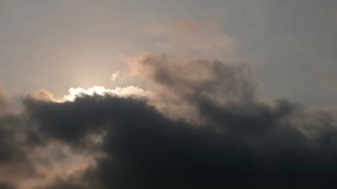 Bright sunlight breaking through dark storm clouds during sunset 스톡 동영상 342960032