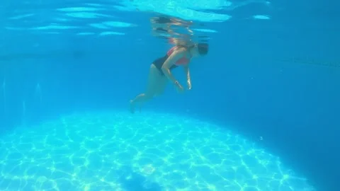 Bright sunlight penetrating pristine pool water, creating luminous patterns.. 動画素材 314564811