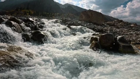 Bright sunlight plays on the surface of the water in a mountain river 動画素材 317705530