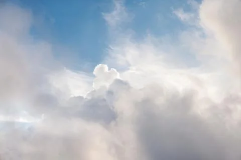 Bright sunny day with clouds. Cloudscape on blue sky. Foto stock