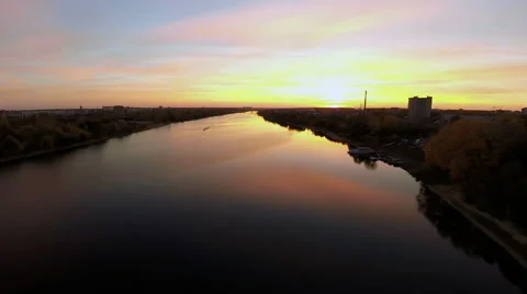 Bright sunset over the river (backward) 動画素材 61890043