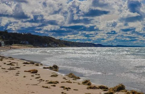 Bright sunshine breaking through the cloudy blue sky at Lake Michigan. Foto stock